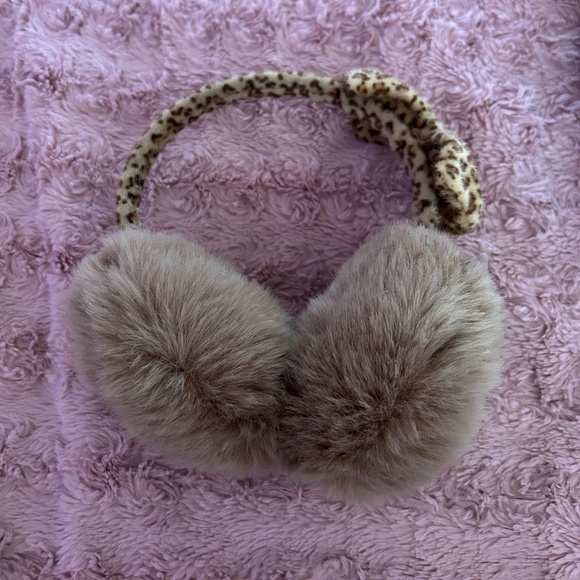 FAUX FUR LEOPARD PRINTED EAR MUFFS - Picture 1 of 3